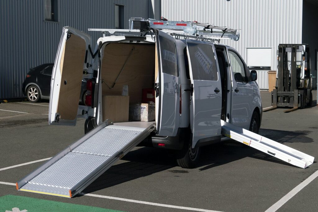 KOMPONENTER OG UDSTYR TIL VAREVOGNE VAN